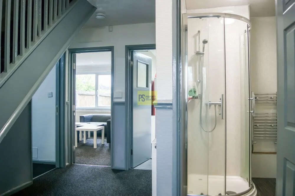 5 bedroom semi-detached house for rent