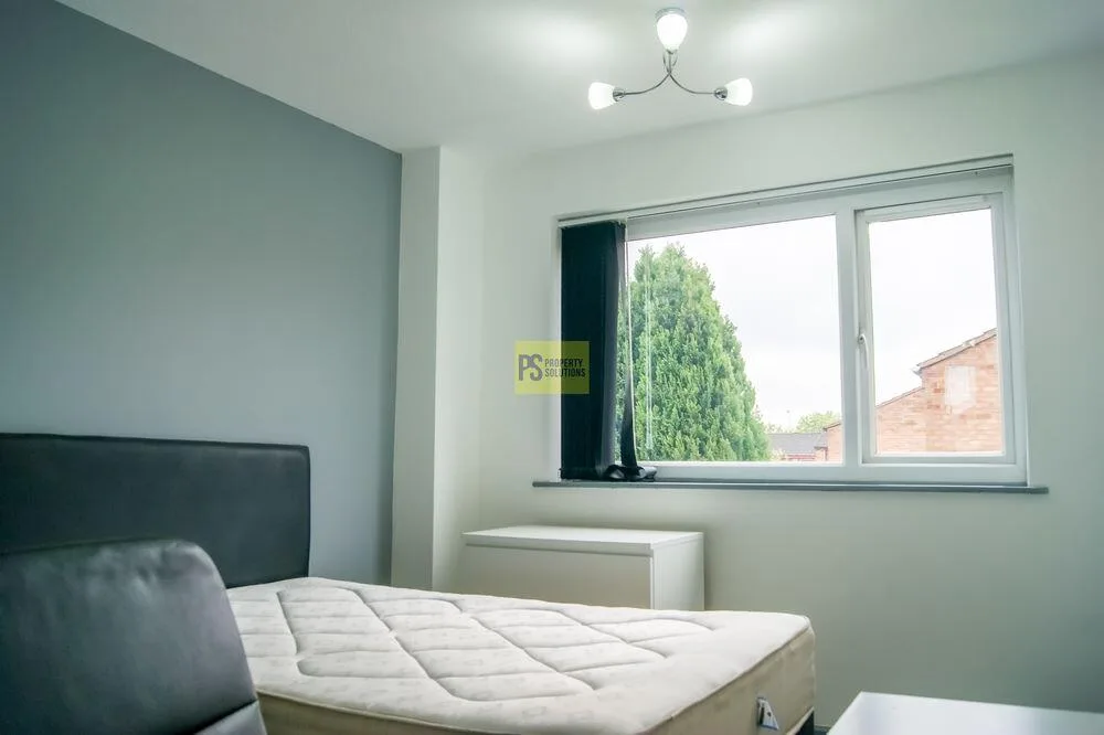 5 bedroom semi-detached house for rent