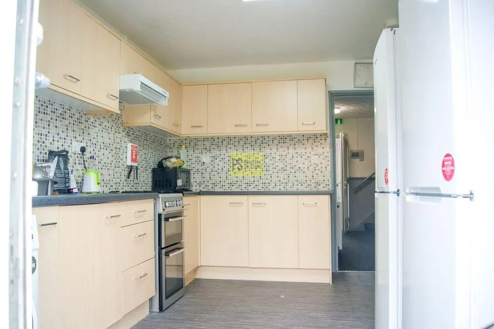5 bedroom semi-detached house for rent
