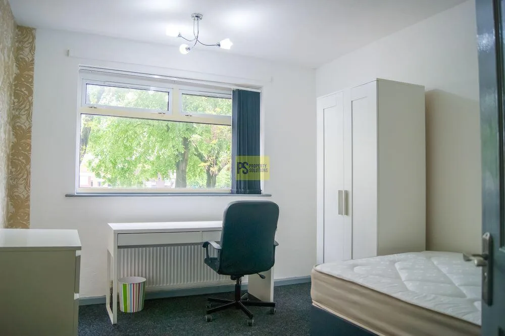 5 bedroom semi-detached house for rent