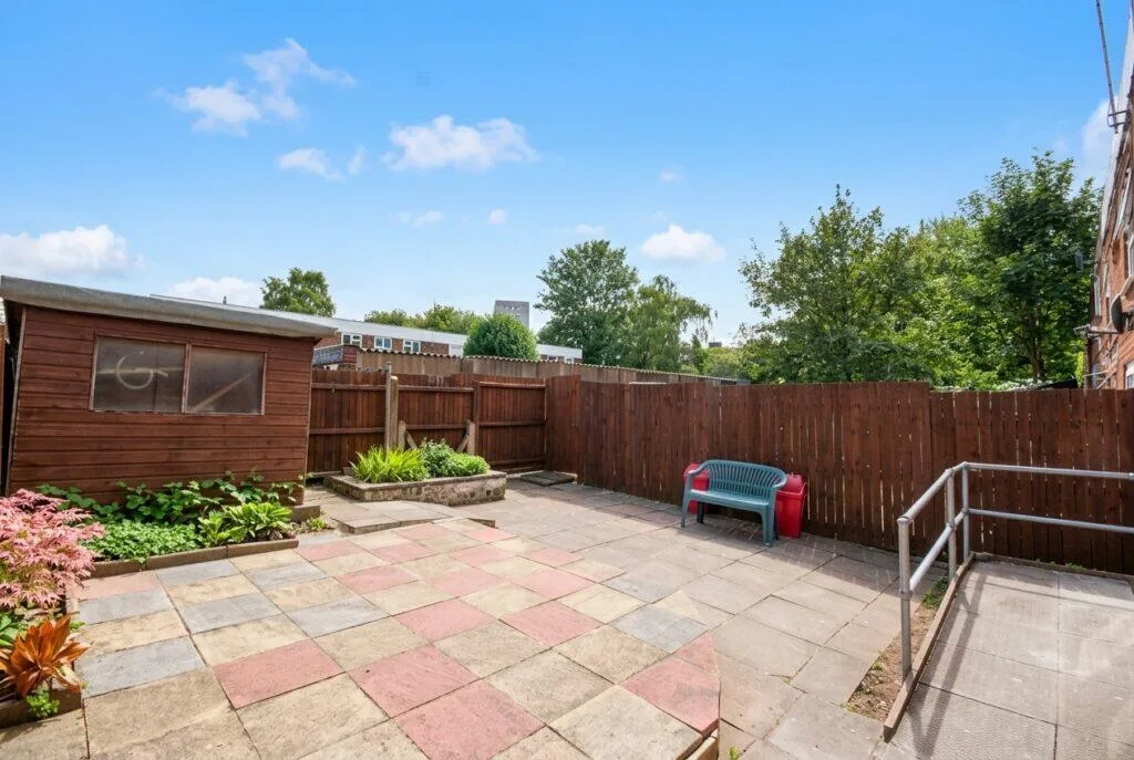 5 bedroom terraced house for rent