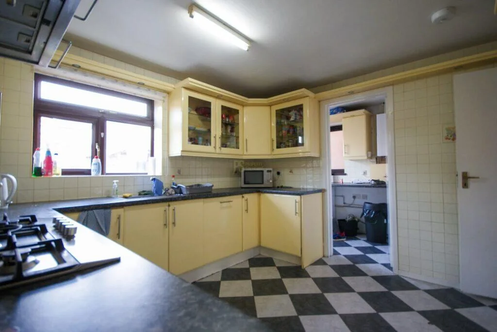 5 bedroom terraced house for rent