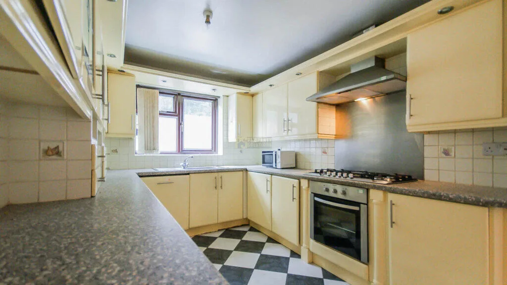 5 bedroom detached house for rent