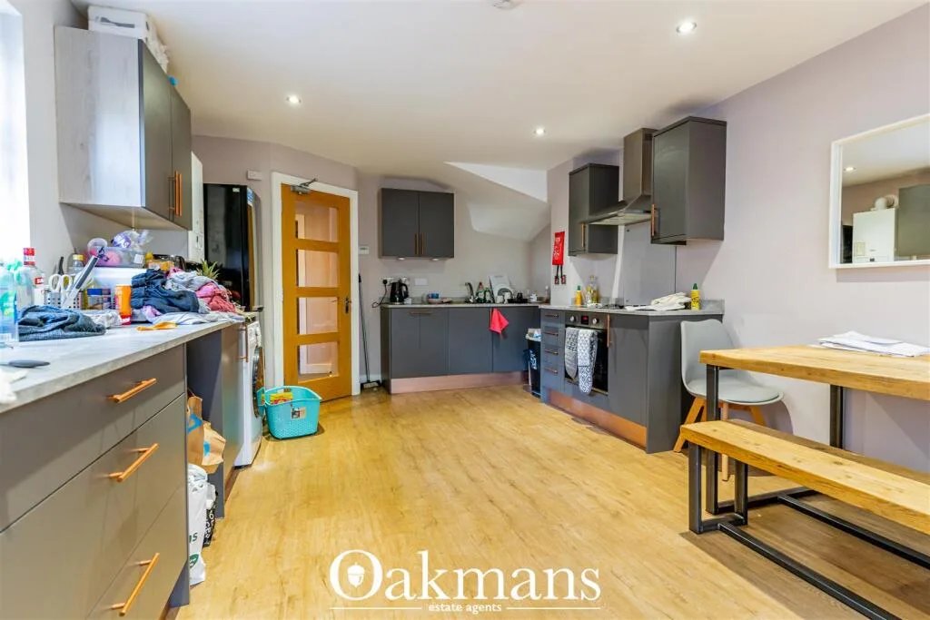 5 bedroom detached house for rent