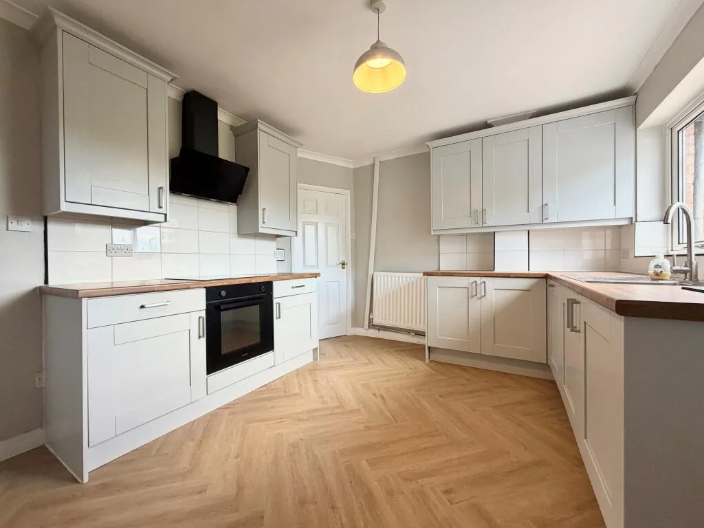 3 bedroom semi-detached house for rent
