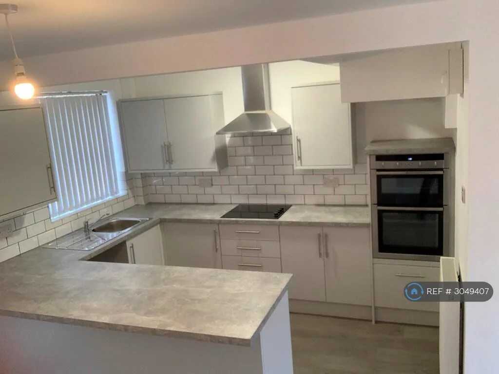 3 bedroom semi-detached house for rent