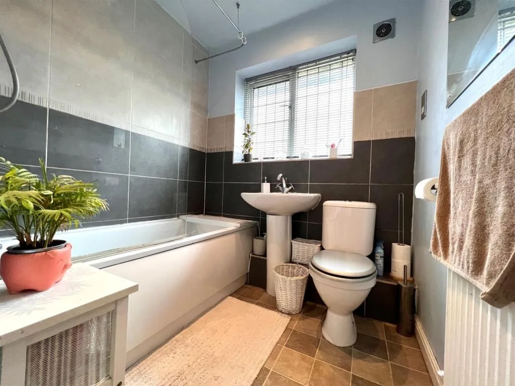 3 bedroom semi-detached house for rent