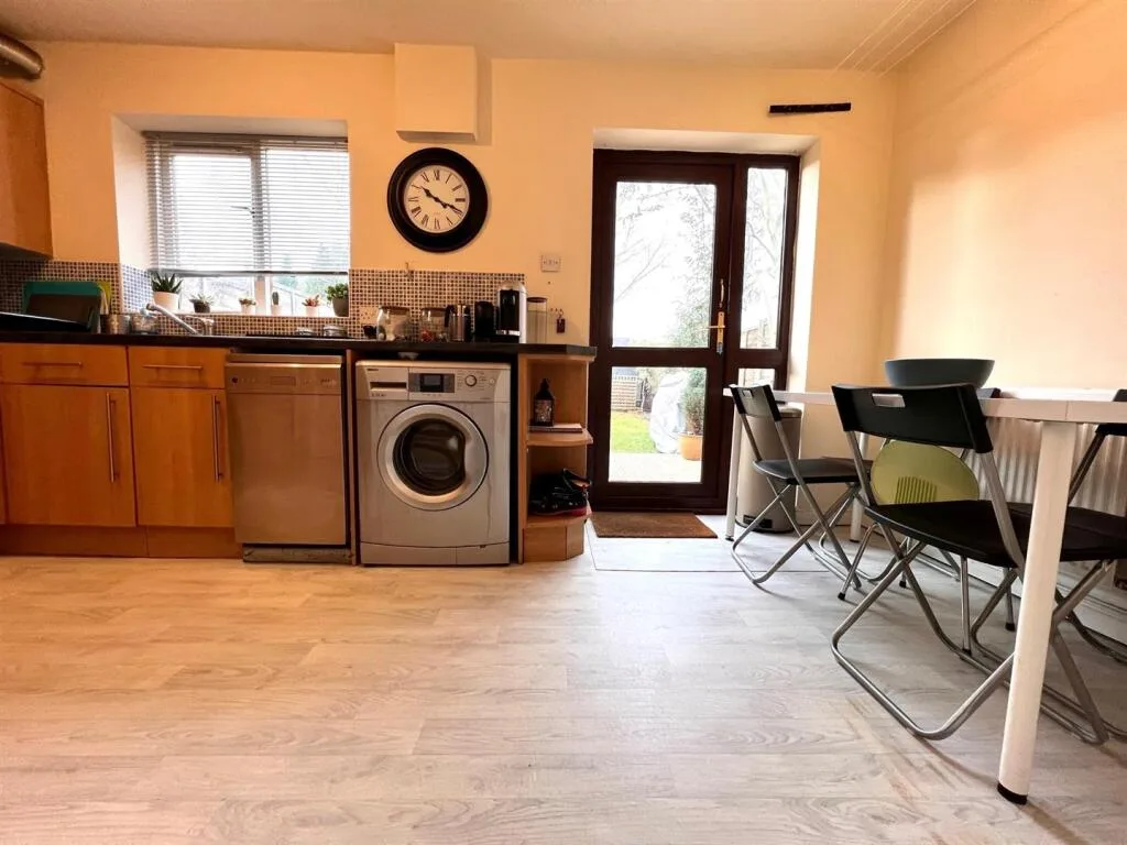 3 bedroom semi-detached house for rent