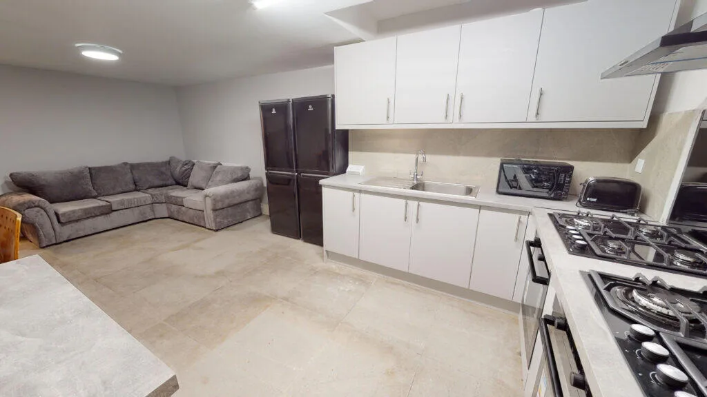 6 bedroom semi-detached house for rent