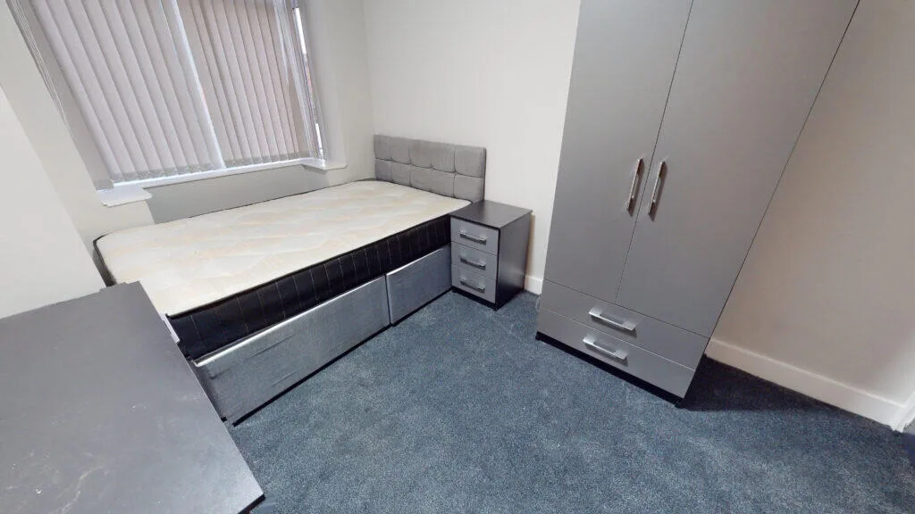 6 bedroom semi-detached house for rent