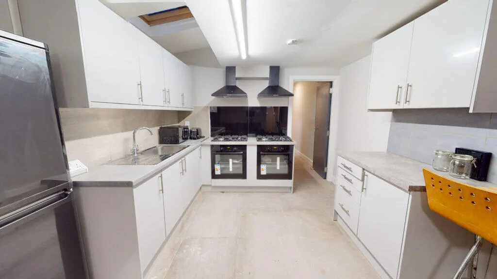 6 bedroom semi-detached house for rent