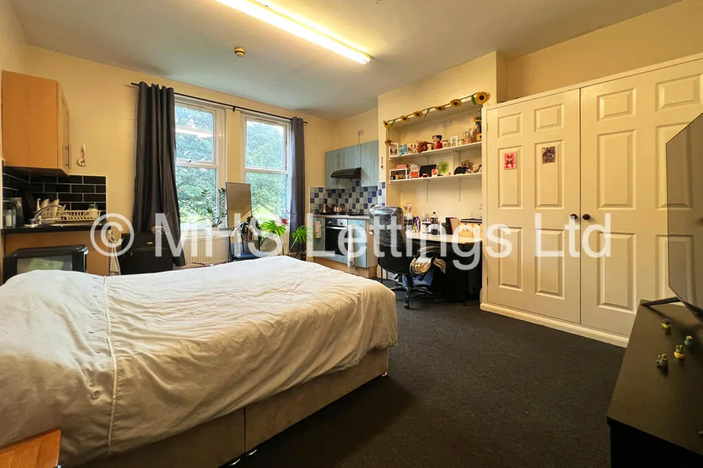 12 bedroom end of terrace house for rent