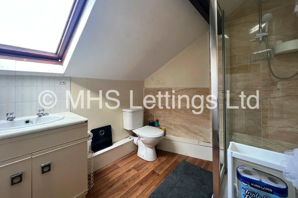 12 bedroom end of terrace house for rent