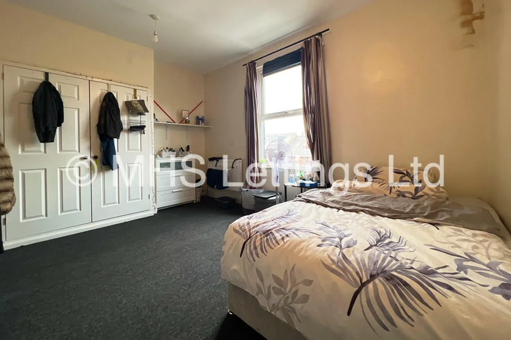 12 bedroom end of terrace house for rent