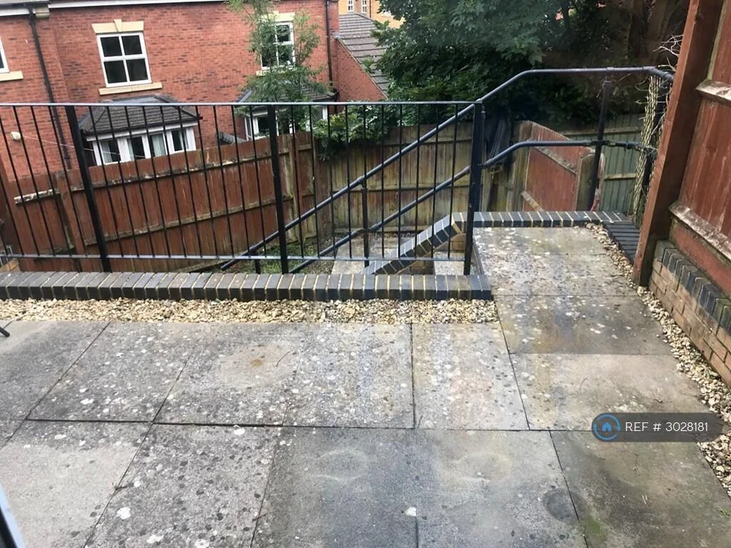 3 bedroom end of terrace house for rent