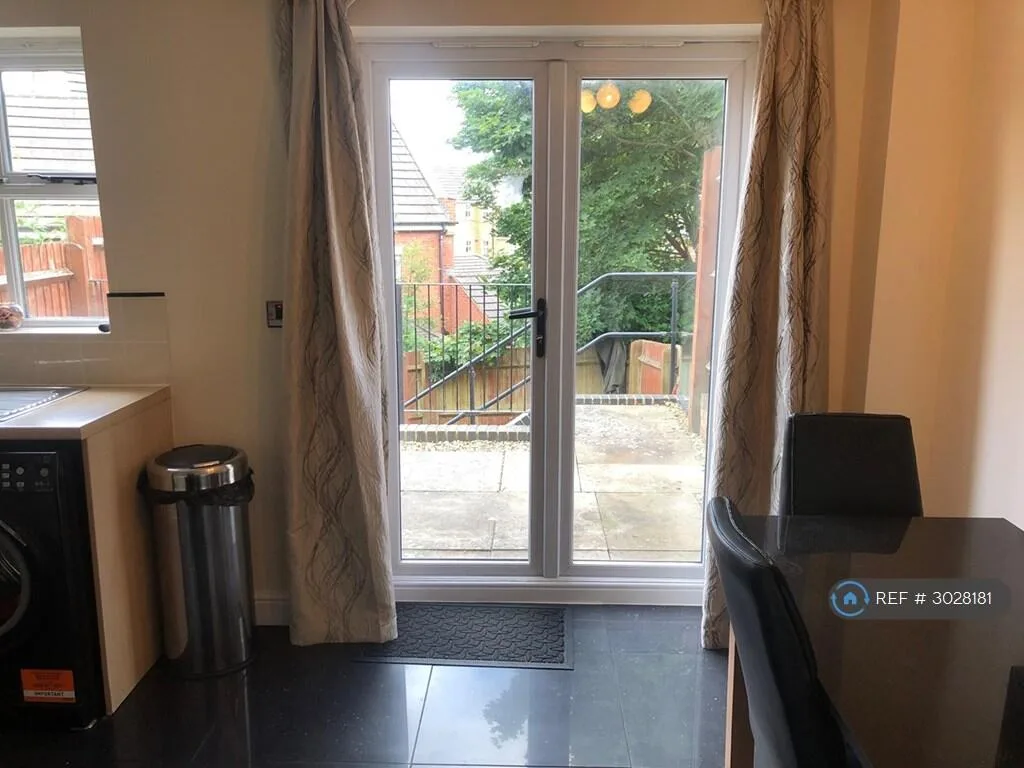 3 bedroom end of terrace house for rent
