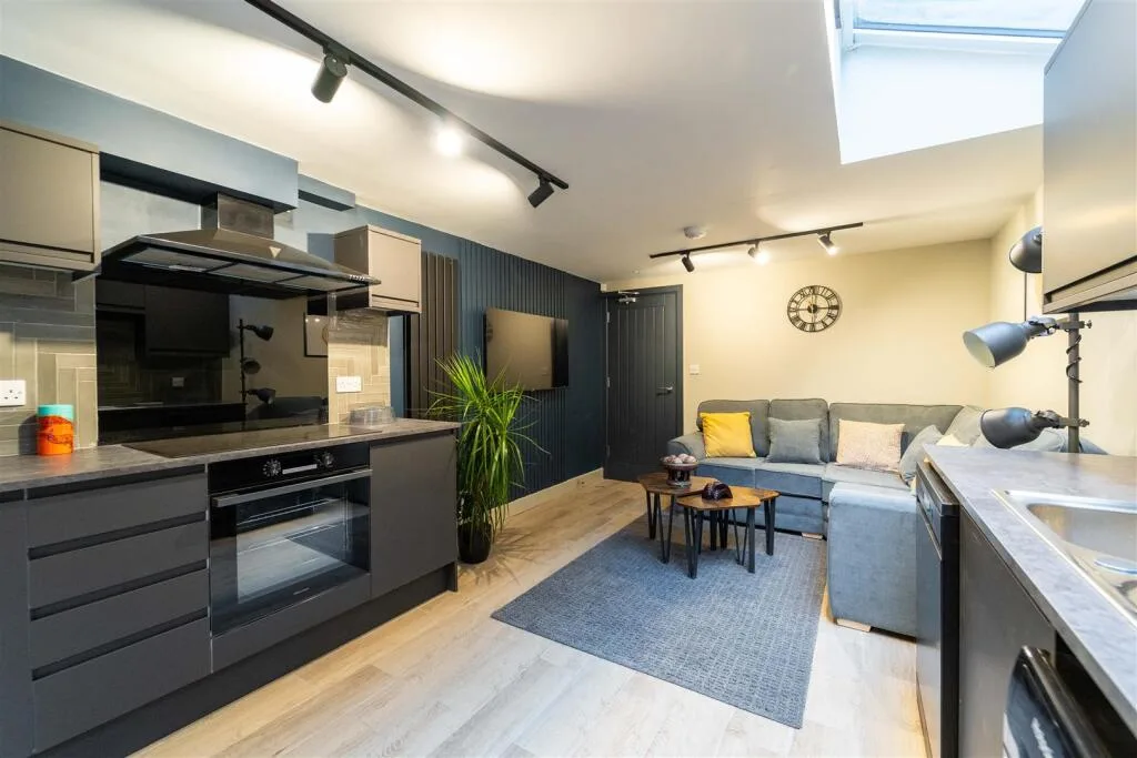 6 bedroom house for rent