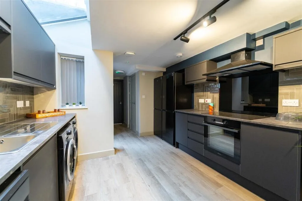 6 bedroom house for rent