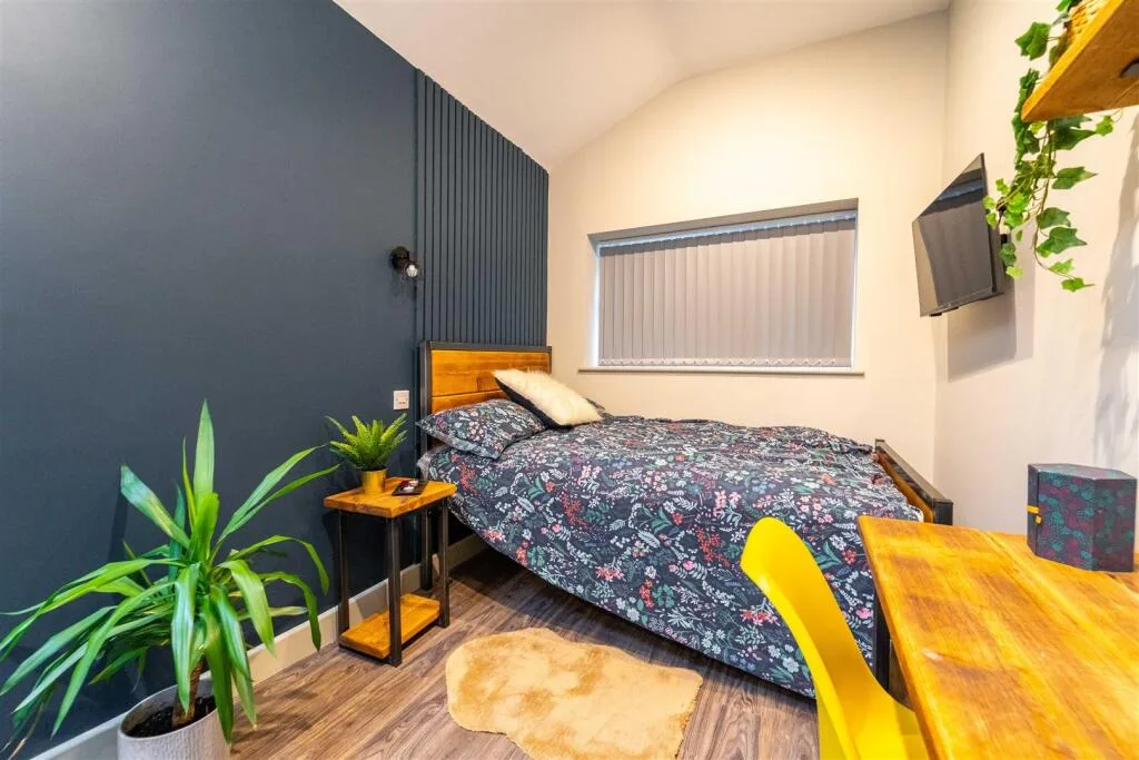 6 bedroom house for rent