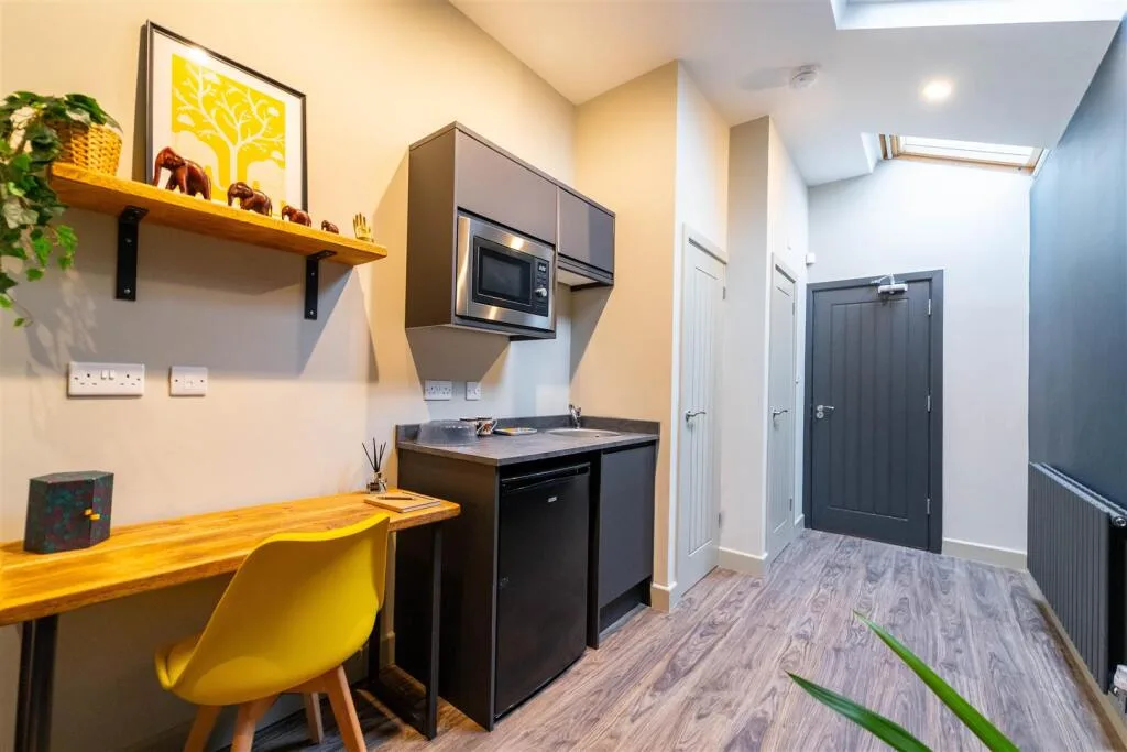 6 bedroom house for rent