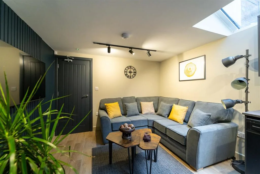 6 bedroom house for rent