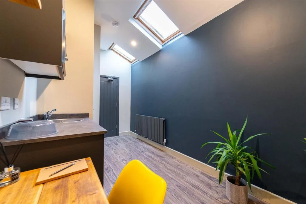 6 bedroom house for rent
