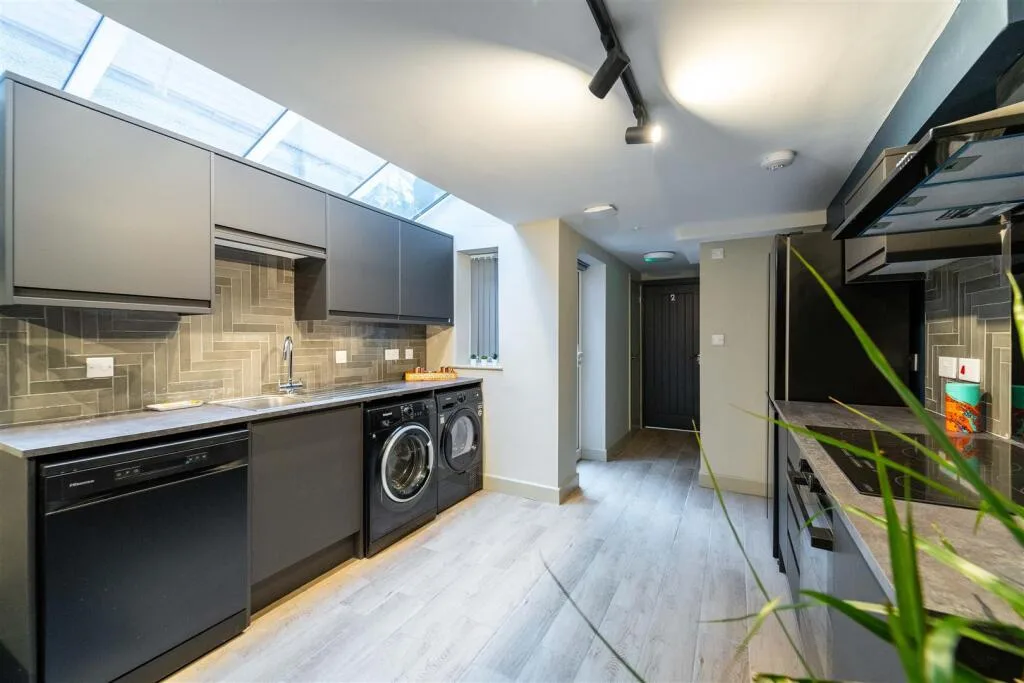 6 bedroom house for rent