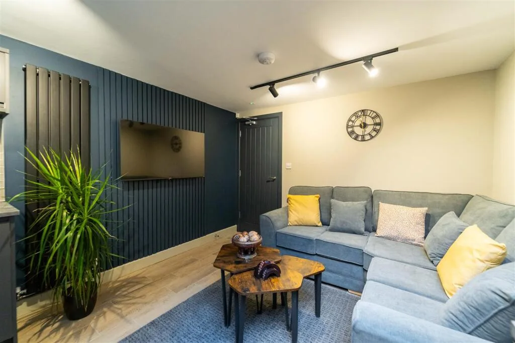 6 bedroom house for rent