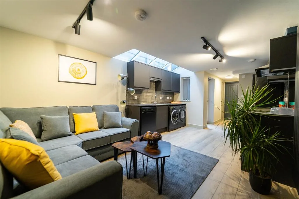 6 bedroom house for rent