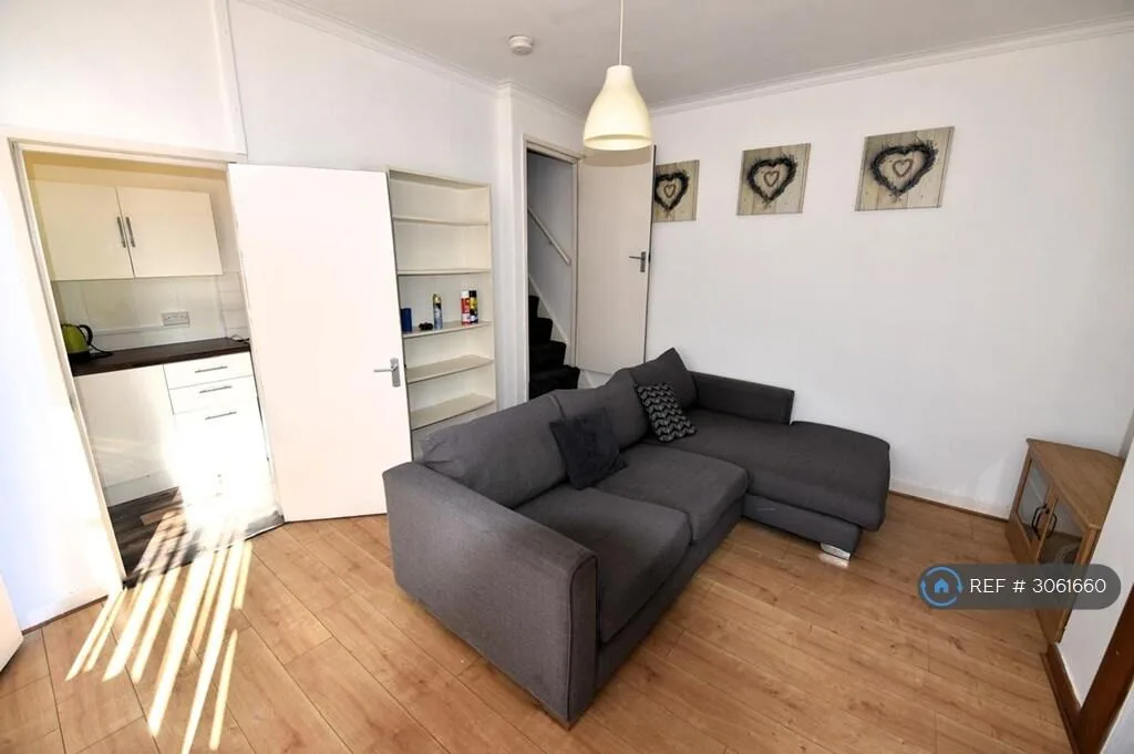 2 bedroom end of terrace house for rent