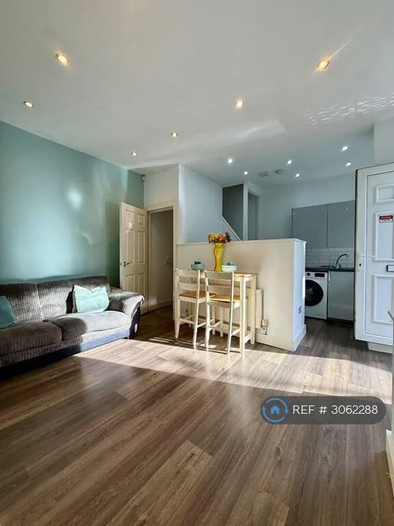 4 bedroom end of terrace house for rent