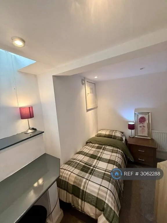 4 bedroom end of terrace house for rent