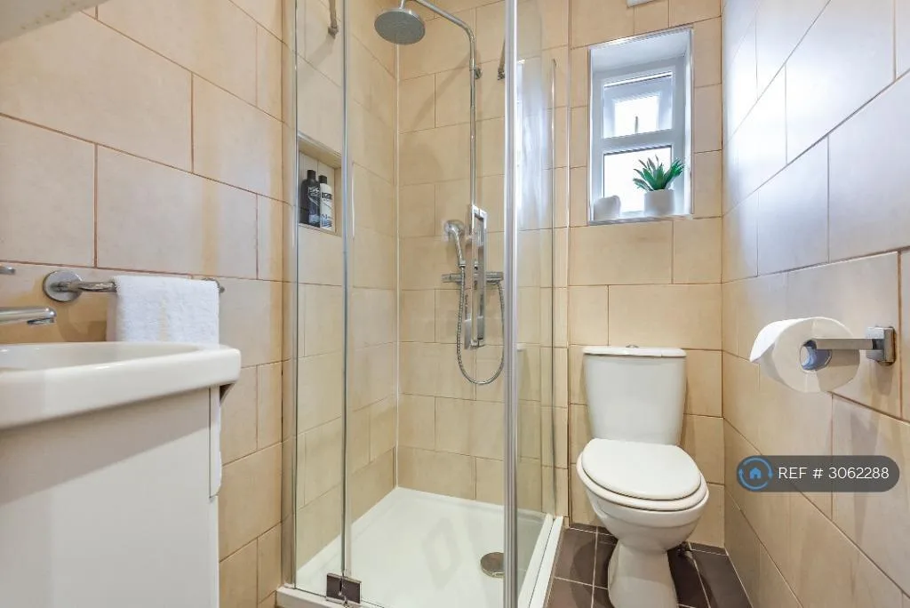 4 bedroom end of terrace house for rent