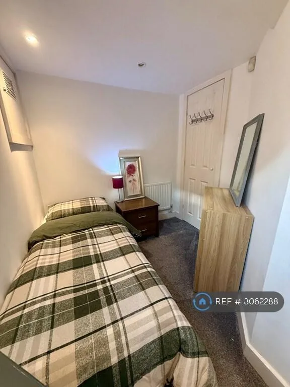 4 bedroom end of terrace house for rent