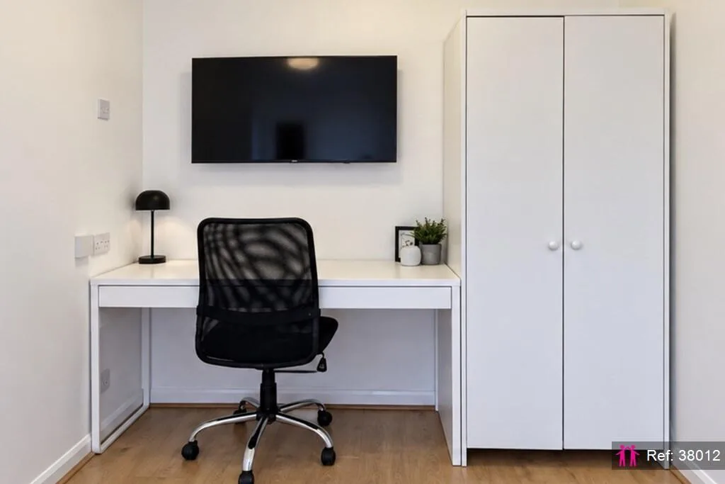 6 bedroom end of terrace house for rent