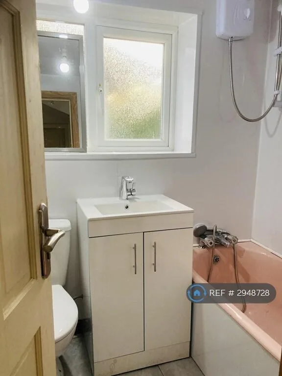 4 bedroom semi-detached house for rent