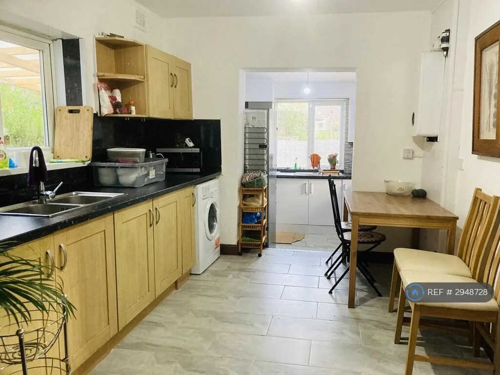 4 bedroom semi-detached house for rent