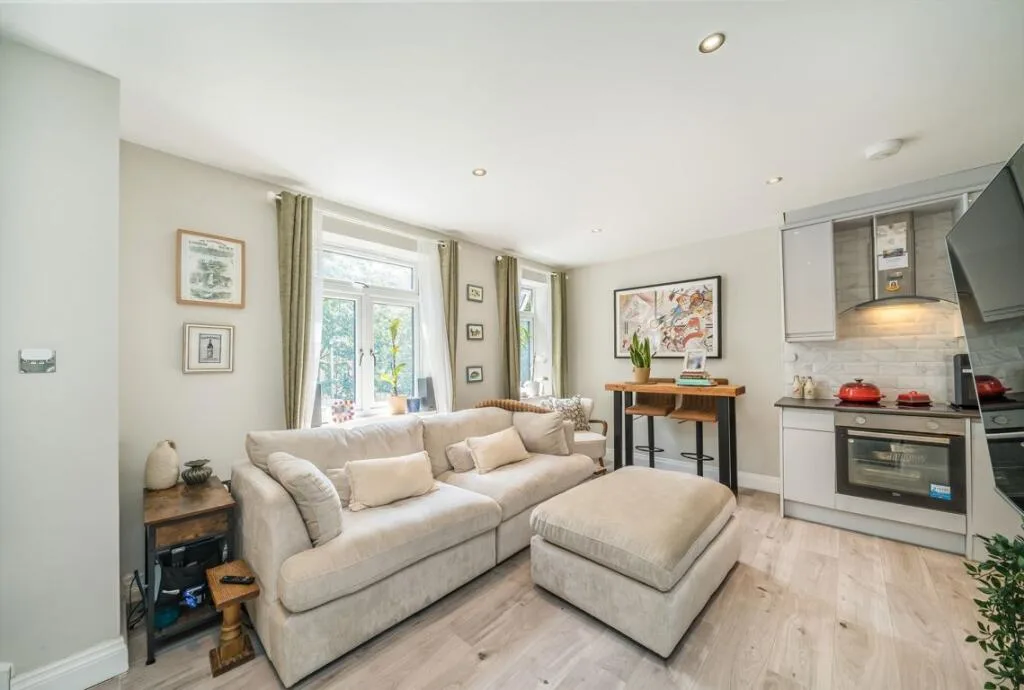 2 bedroom maisonette for rent