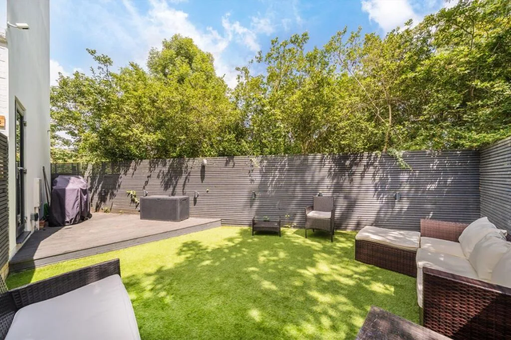 2 bedroom maisonette for rent