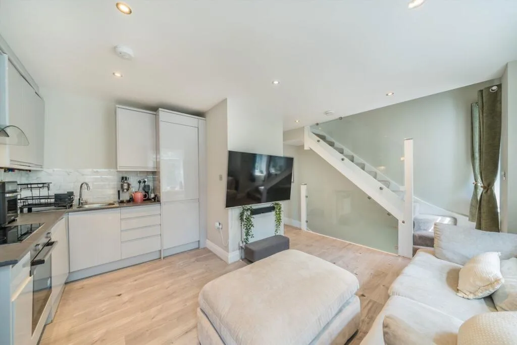 2 bedroom maisonette for rent
