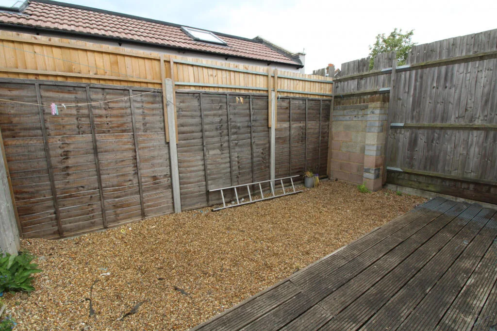 2 bedroom maisonette for rent