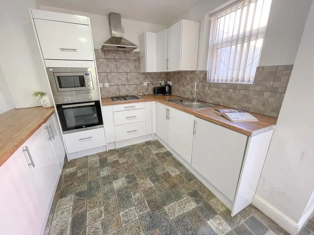6 bedroom terraced house for rent
