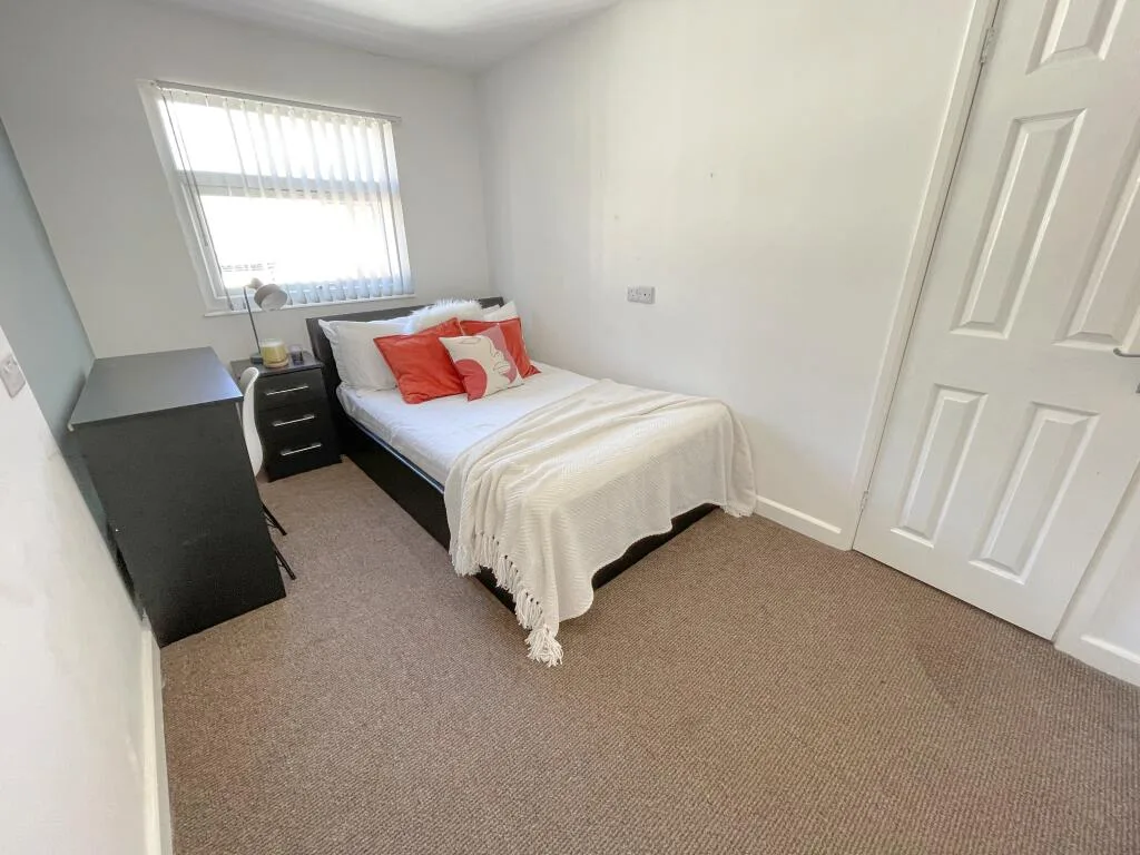 6 bedroom terraced house for rent