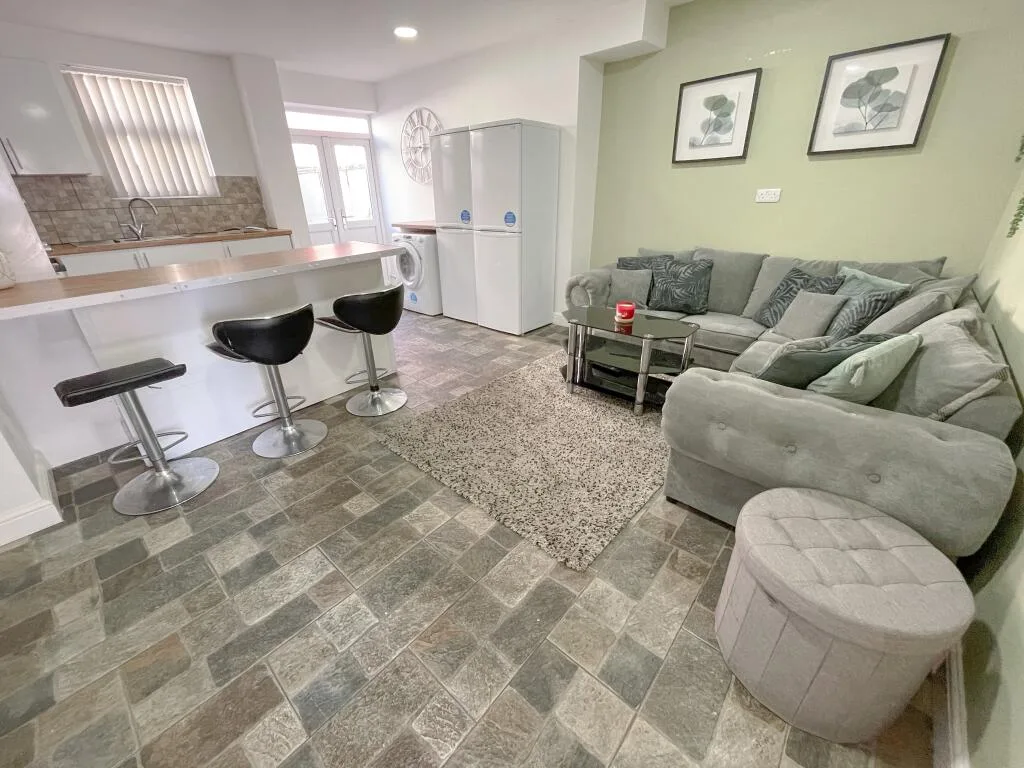 6 bedroom terraced house for rent
