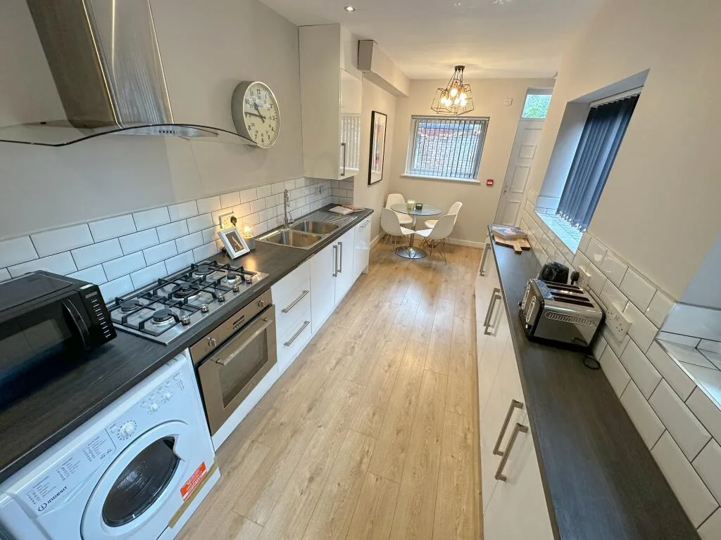 6 bedroom terraced house for rent