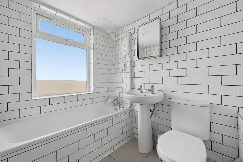 5 bedroom semi-detached house for rent