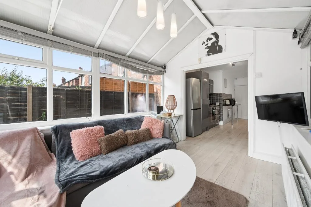 5 bedroom semi-detached house for rent