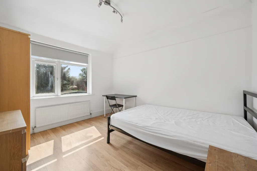 5 bedroom semi-detached house for rent