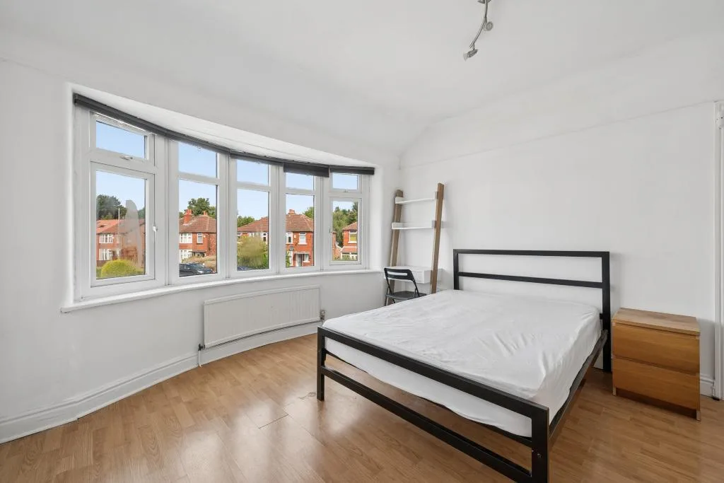 5 bedroom semi-detached house for rent