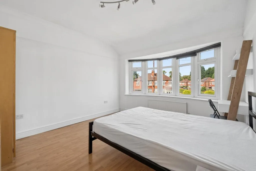 5 bedroom semi-detached house for rent